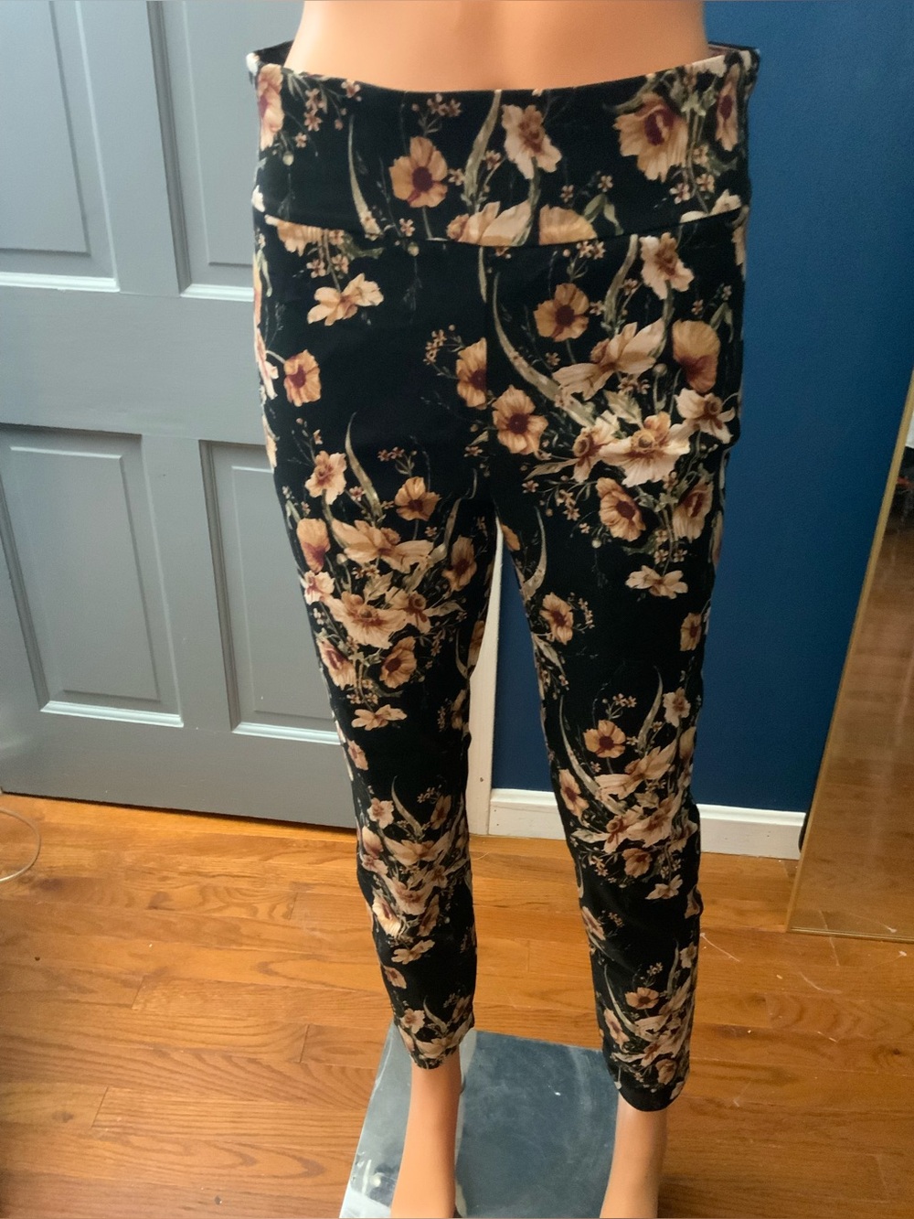 Jules & Leopold Black Leggings with Cream Floral Print